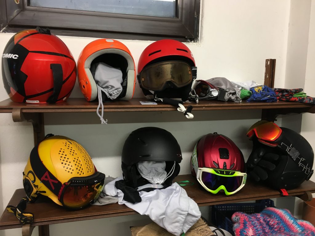 Hjálmar í skíðageymslu